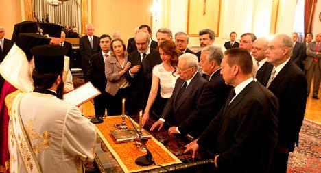 รัฐบาลรักษาการของกรีซทำพิธีสาบานตนเข้ารับตำแหน่ง